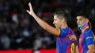 Raphinha entrega la cinta de capitán a Lewandowski al abandonar el Barcelona