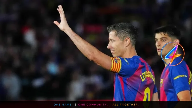 Raphinha entrega la cinta de capitán a Lewandowski al abandonar el Barcelona