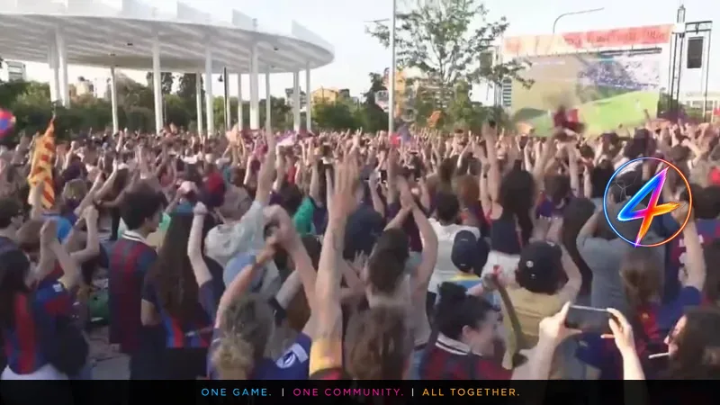 Aficionados del Barcelona celebran la final de la Champions femenina en el parque