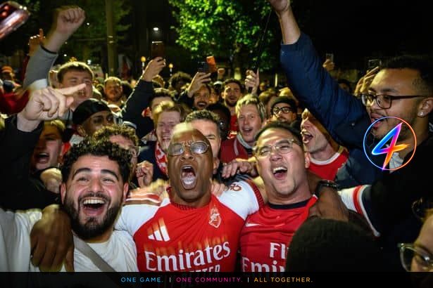 Arsenal fans and Ian Wright celebrate first league title in 22 years