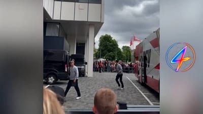 PSV-spelersbus begroet door fans met 'Je hoeft niet te winnen'