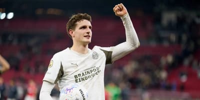 Van Hooijdonk and Janssen Push for Guus Til World Cup Spot