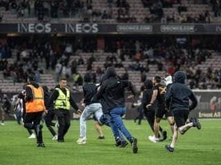 Les supporters de l'OGC Nice envahissent le terrain après une défaite contre Metz