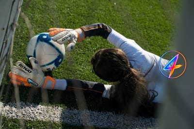 Emiliano Martinez spielt mit gebrochenem Finger, als Aston Villa die Europa League gewinnt