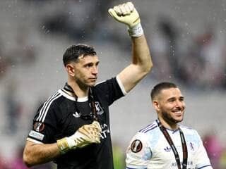 Emiliano Martinez holt den siebten Pokal, als Aston Villa Freiburg schlägt